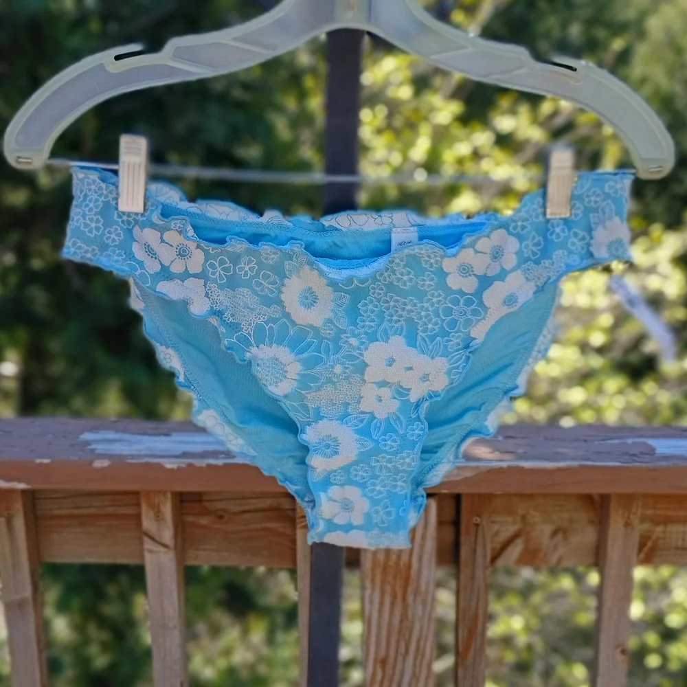 aerie Blue Bikini Bottoms with White Floral Lace sz M NEW